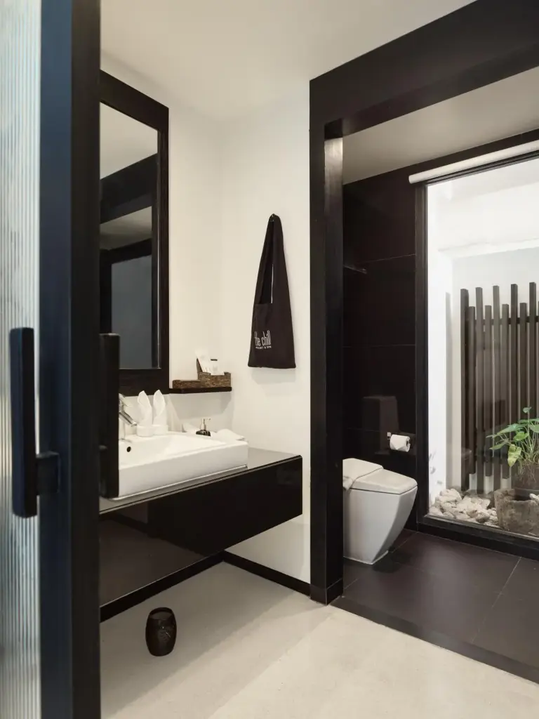 Baño moderno en The Chill Resort and Spa, Koh Chang con diseño elegante.