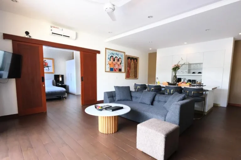 Salle à manger et salon des The Claremont Luxury Villas
