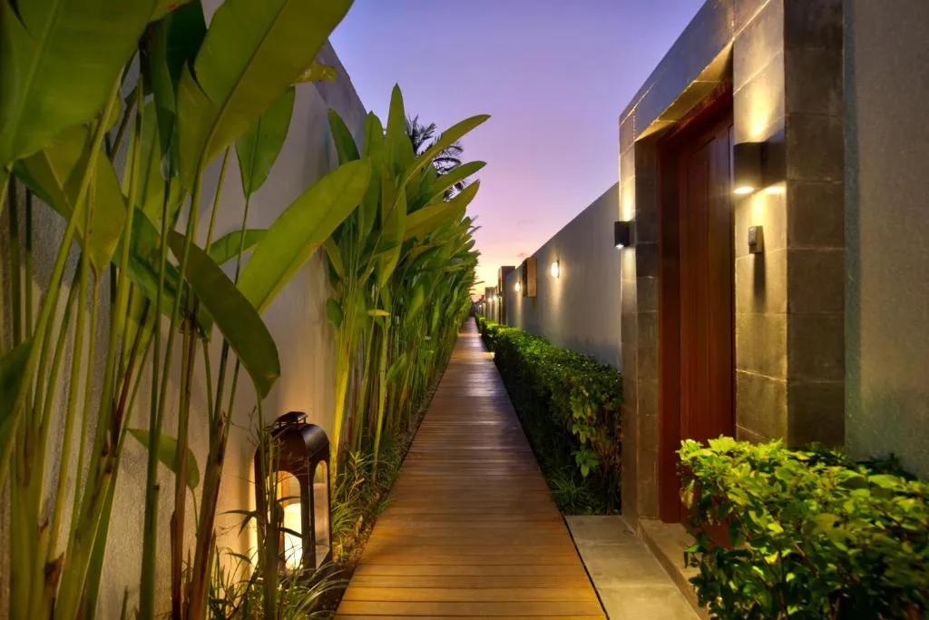 Le chemin éclairé par le soir des Claremont Luxury Villas