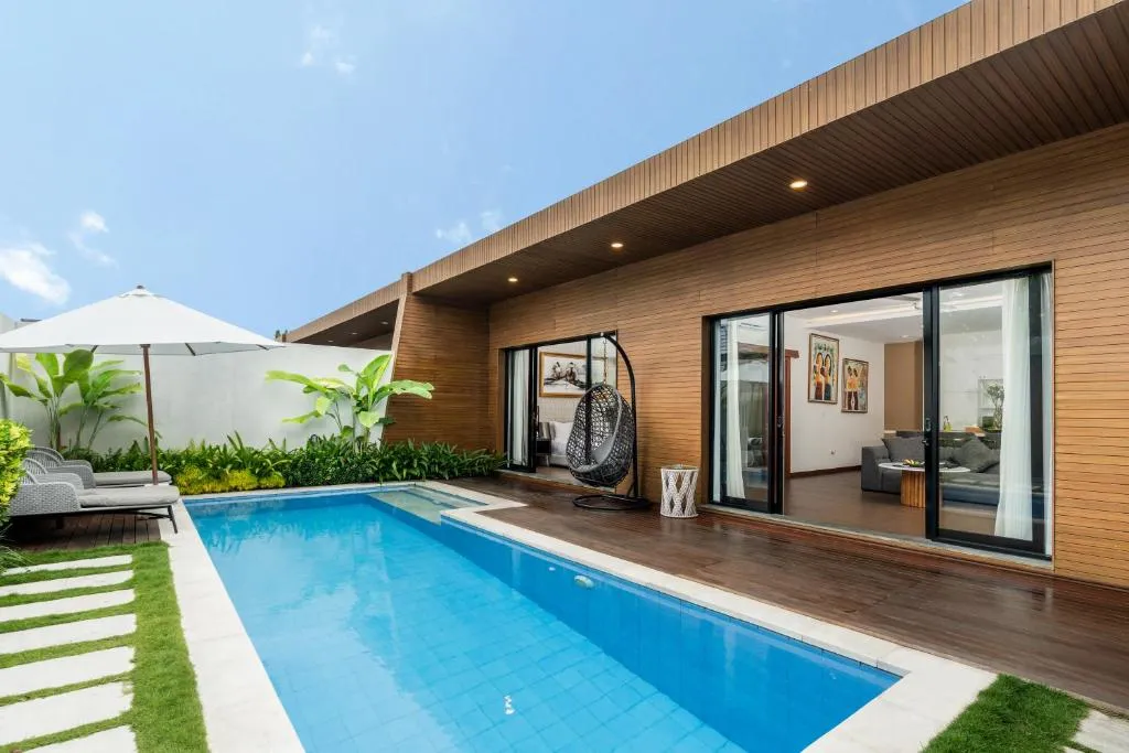 Piscine privée des Claremont Luxury Villas avec un design moderne