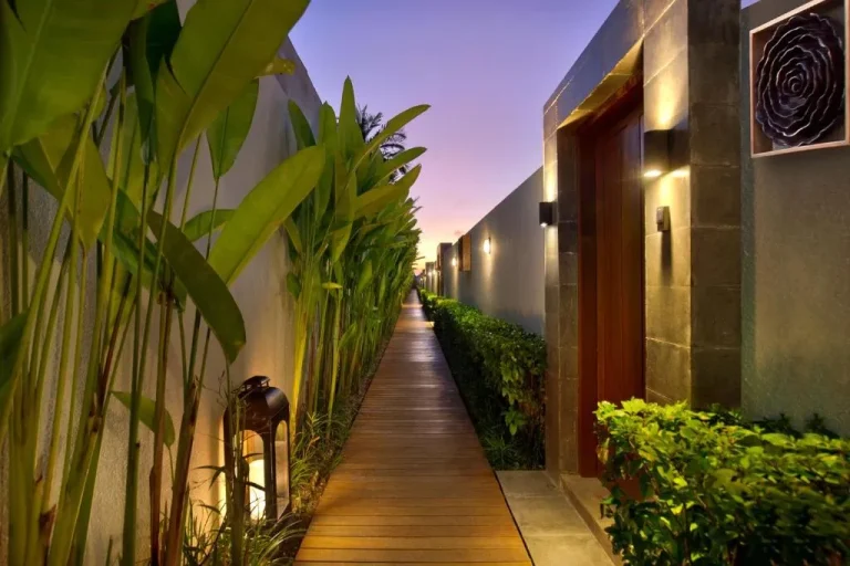 Le chemin serein des Villas de Luxe Claremont entouré de verdure