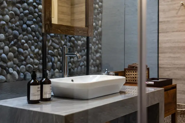 Évier de salle de bain à The Clifton Villas Ubud