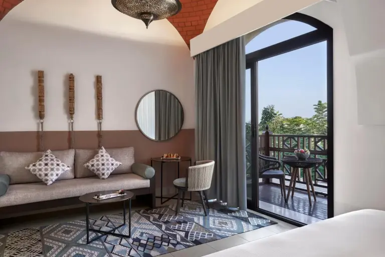 Espace de vie chic dans une suite au The Cove Rotana Resort à Ras Al Khaimah