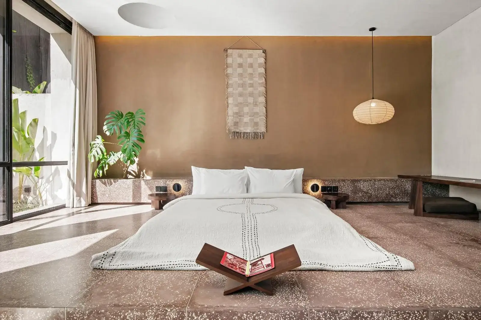 Une chambre confortable au The Craft Hotel Ubud avec un décor moderne et des éléments naturels