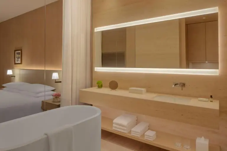 Lavabo elegante en The Dubai EDITION