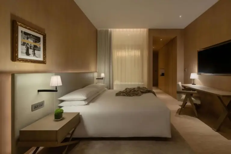 Ambiente moderno de dormitorio en The Dubai EDITION