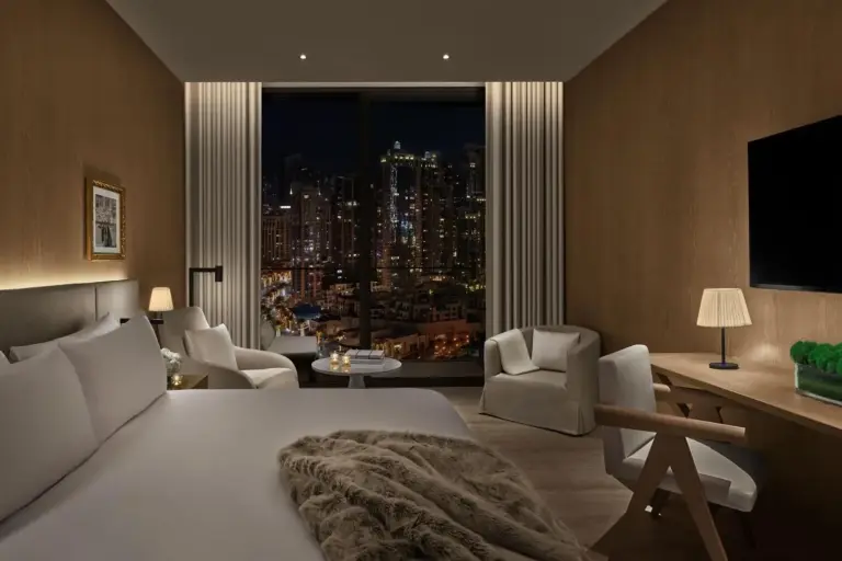 Vista nocturna desde una habitación en The Dubai EDITION