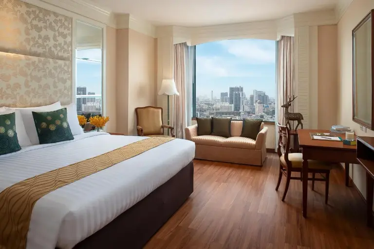 The Emerald Hotel Bangkok Ratchada – Bangkok, Thailand hotel – a living room with a couch and a table at The Emerald Hotel Bangkok Ratchada in Bangkok
