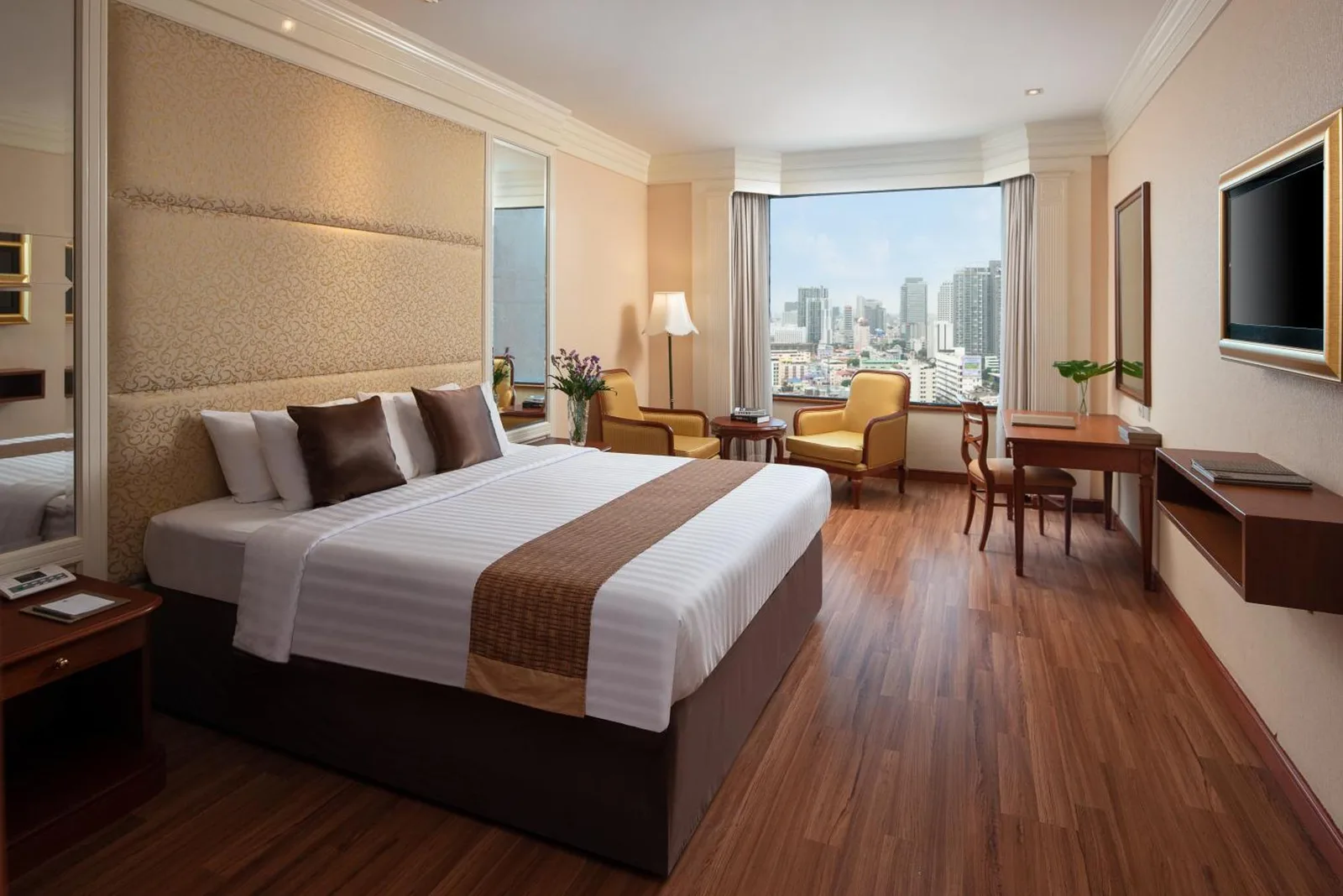 Deluxe king guest room at The Emerald Hotel Bangkok Ratchada with city view