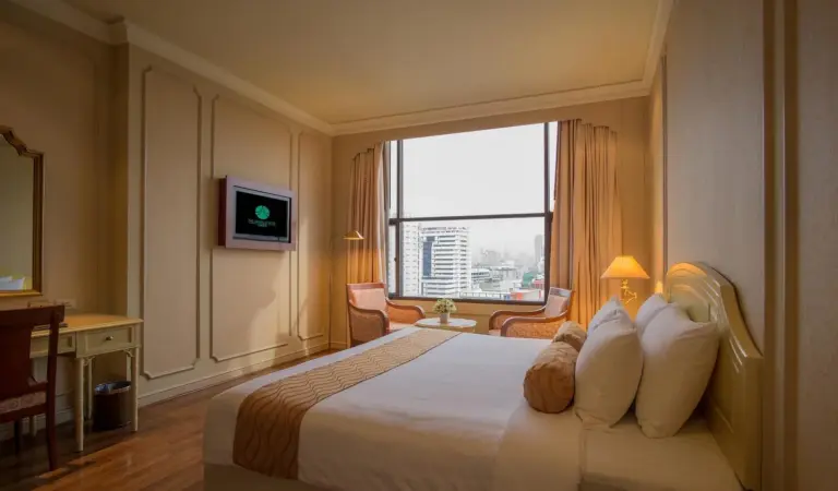 Elegant standard bedroom at The Emerald Hotel Bangkok Ratchada with window seating