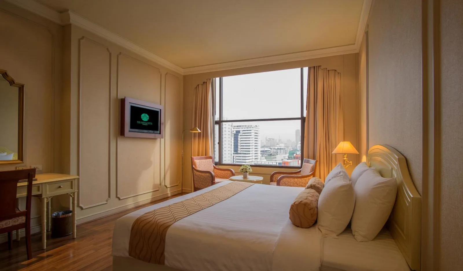 Elegant standard bedroom at The Emerald Hotel Bangkok Ratchada with window seating