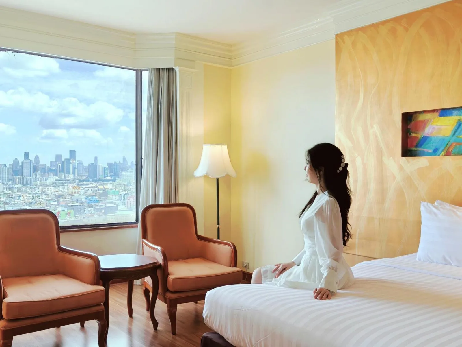 Suite room at The Emerald Hotel Bangkok Ratchada with seating area and city view