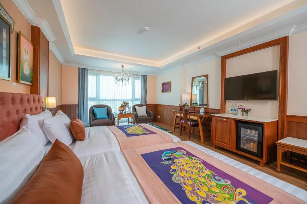 Suite familiale du The Empress Premier Chiang Mai avec des œuvres d'art de paon