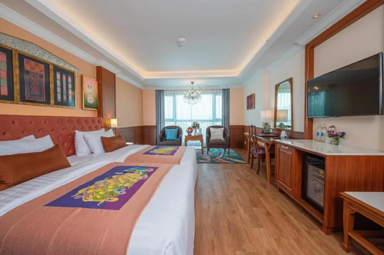 Suite familiale du The Empress Premier Chiang Mai avec décoration colorée