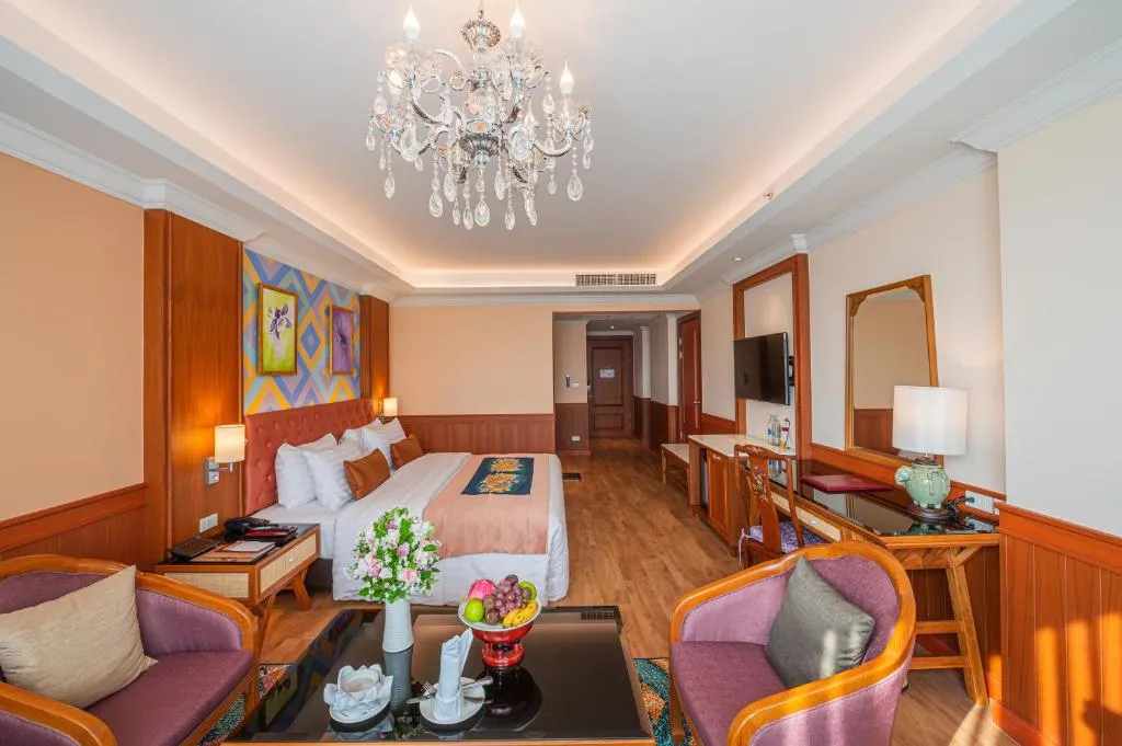 Chambre de luxe à The Empress Premier Chiang Mai avec coin repas