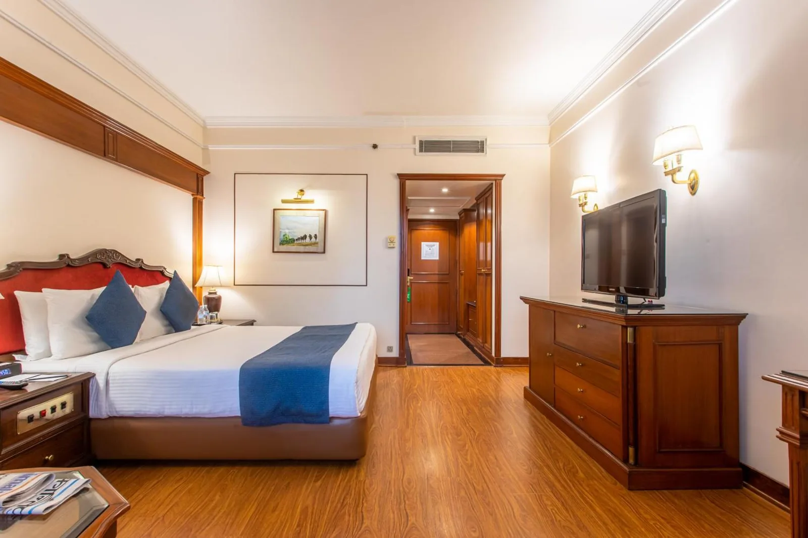 Chambre Deluxe au The Everest Hotel à Kathmandu avec lit, télévision et mobilier en bois