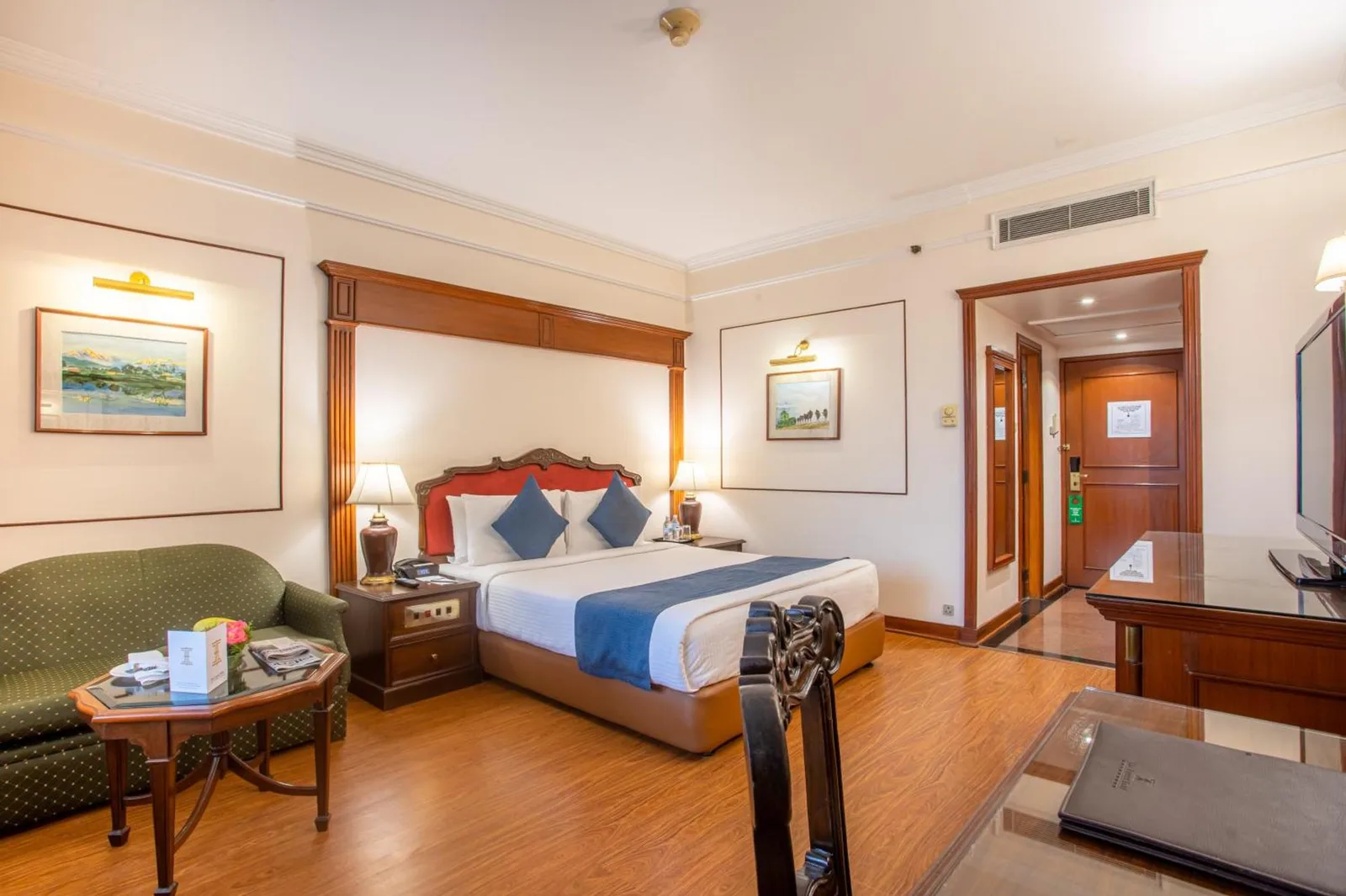 Chambre spacieuse au The Everest Hotel à Kathmandu avec lit, canapé et espace de travail