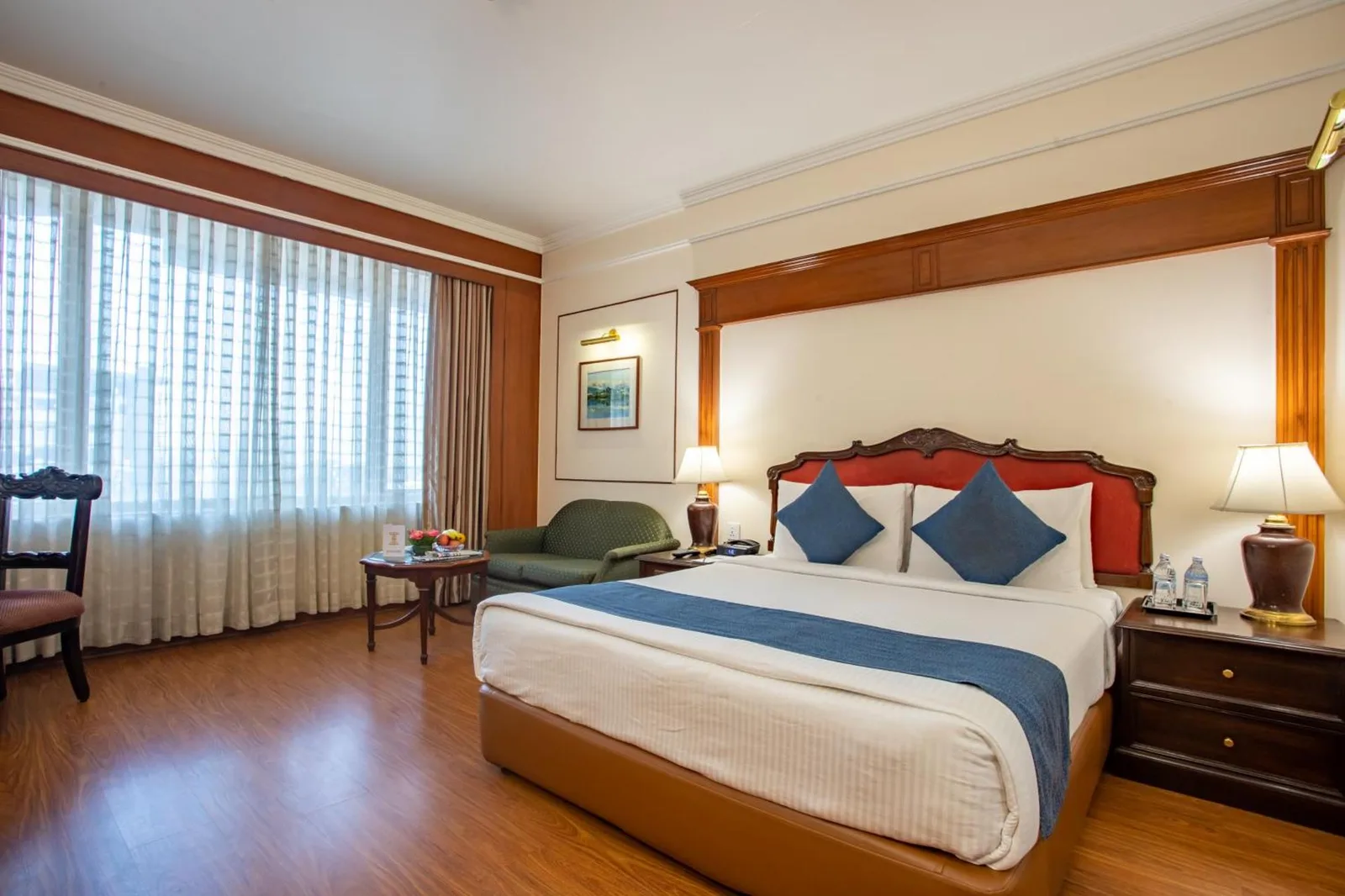 Chambre King au The Everest Hotel à Kathmandu avec vue sur la fenêtre et fauteuil de salon