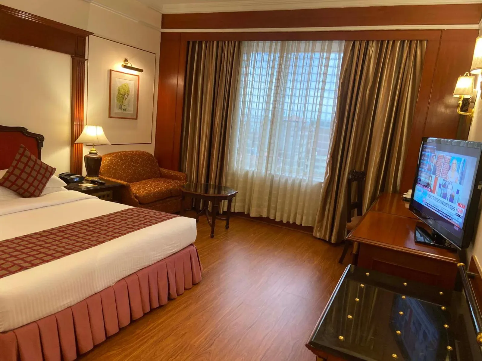 Chambre standard au The Everest Hotel à Kathmandu avec lit, coin salon et télévision