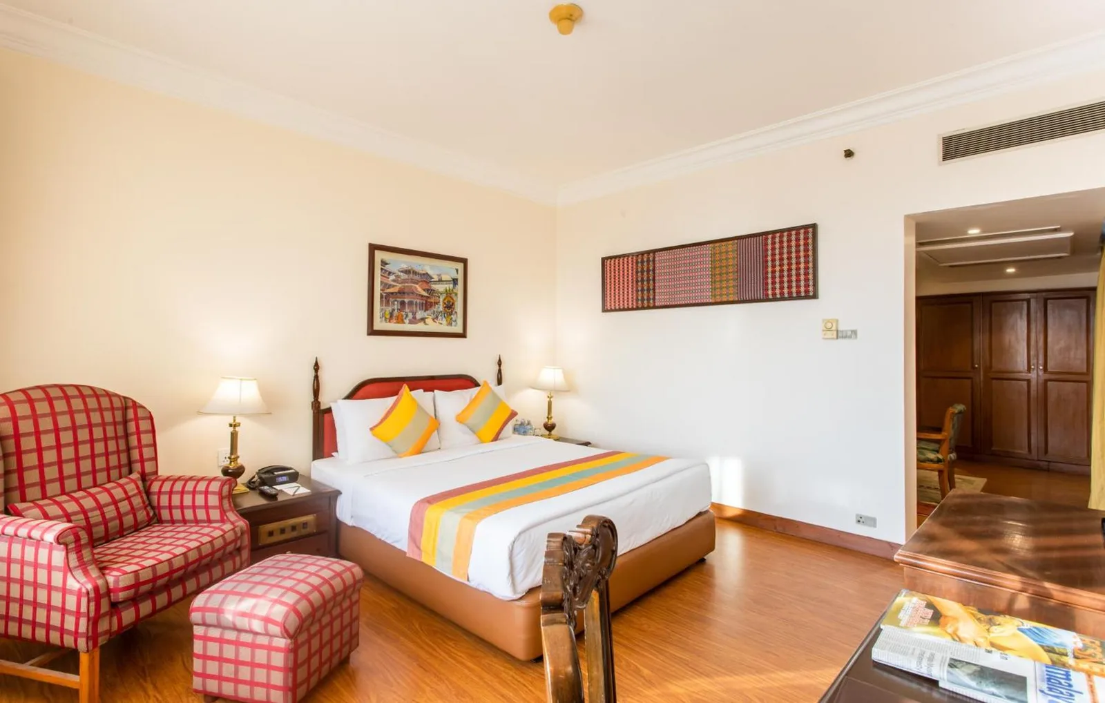Chambre d’hôtes au The Everest Hotel à Kathmandu avec lit, télévision et chaise de salon