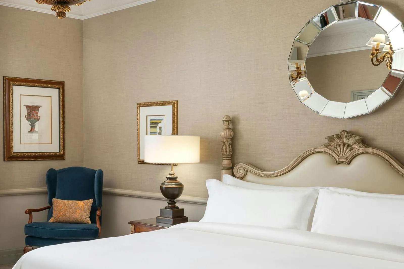 The Excelsior, a Luxury Collection Hotel, Florence king bed and mirror