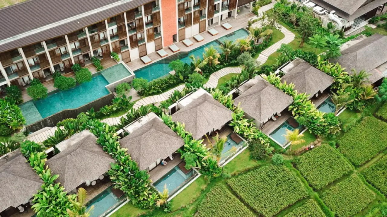 Luftaufnahme des The Garcia Ubud Hotel & Resort, die Villen und Pools zeigt