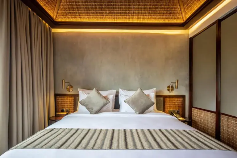 Luxuriöses Kingsize-Bett im The Garcia Ubud Hotel & Resort