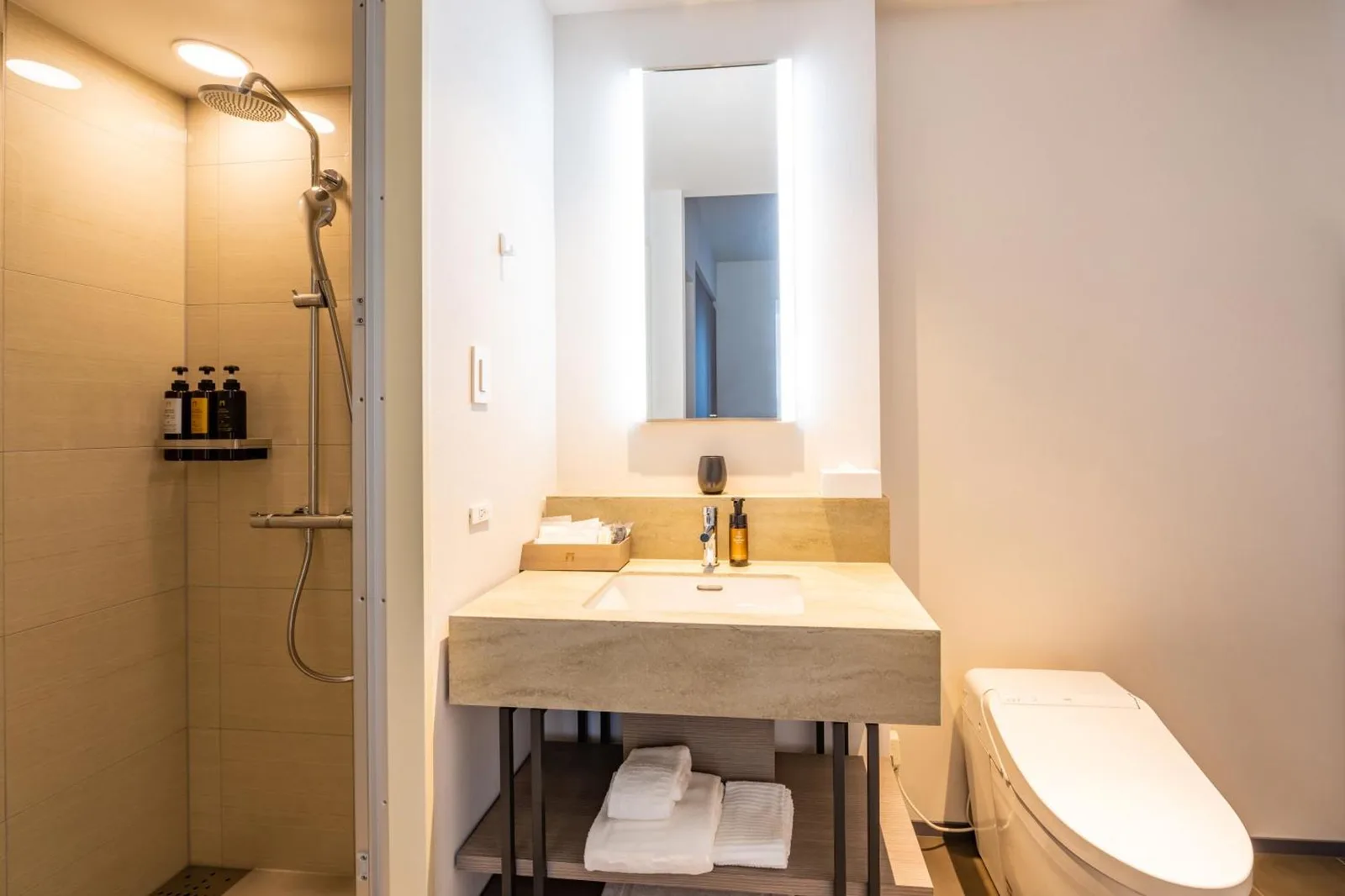 Bathroom facilities at The Gate Hotel Kyoto Takasegawa