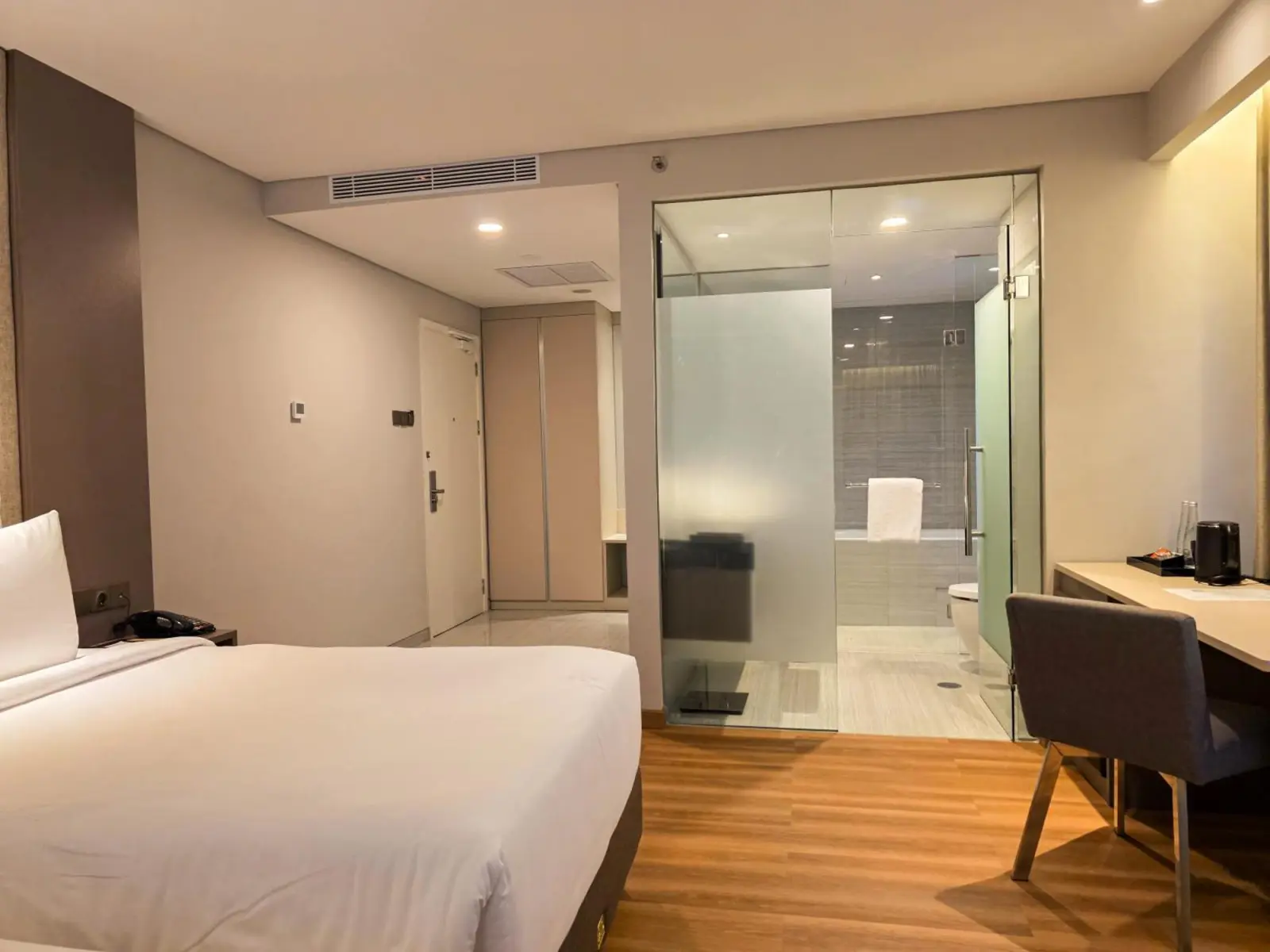 Salle de bain moderne et chambre au Grand Platinum Jakarta