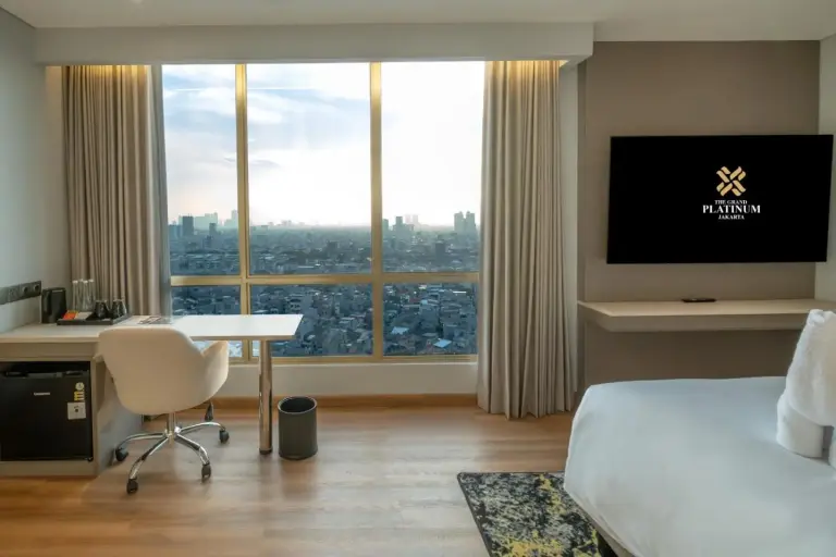 Chambre d'hôte au The Grand Platinum Jakarta avec vue sur la skyline de la ville
