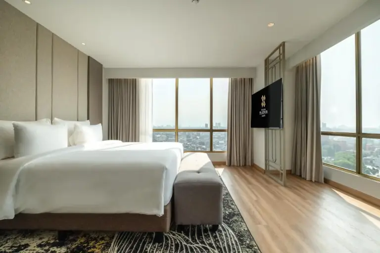 Suite Royale au The Grand Platinum Jakarta avec un décor élégant