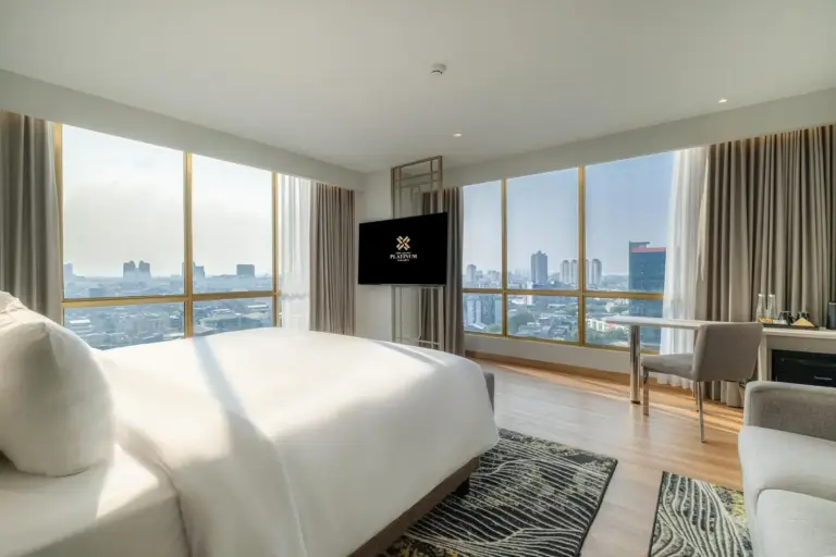 Suite de luxe au The Grand Platinum Jakarta avec vue sur la ville