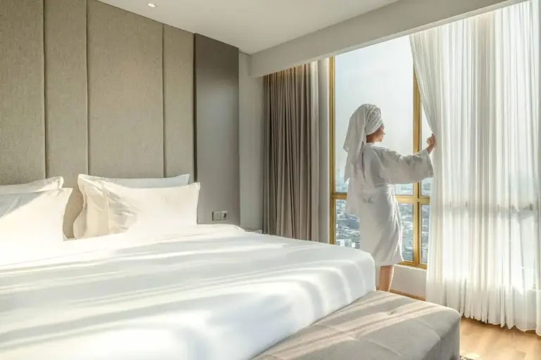 Personne profitant de la vue depuis une chambre au The Grand Platinum Jakarta