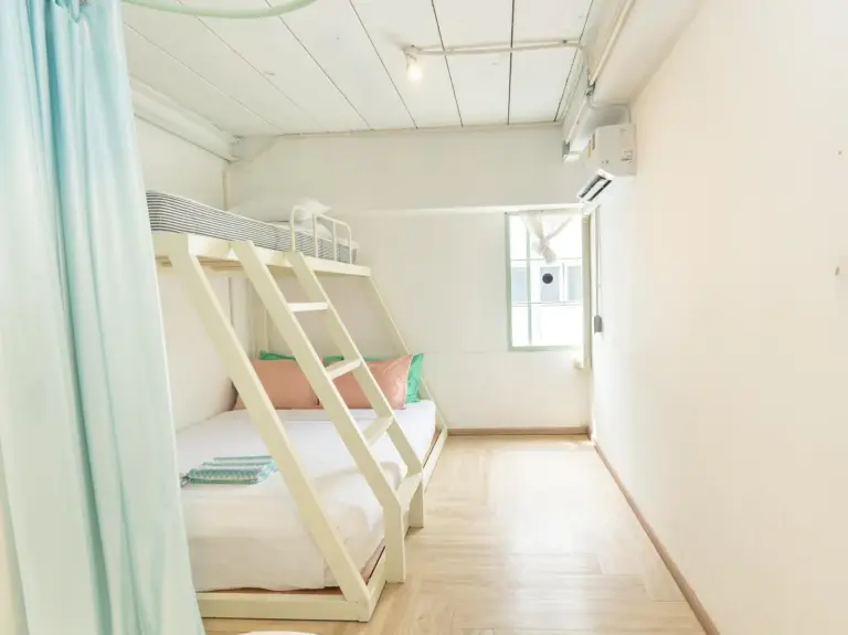 The Green Khaosan Bangkok – Bangkok, Thailand hotel – a bedroom with two bunk beds and a ladder at The Green Khaosan Bangkok in Bangkok
