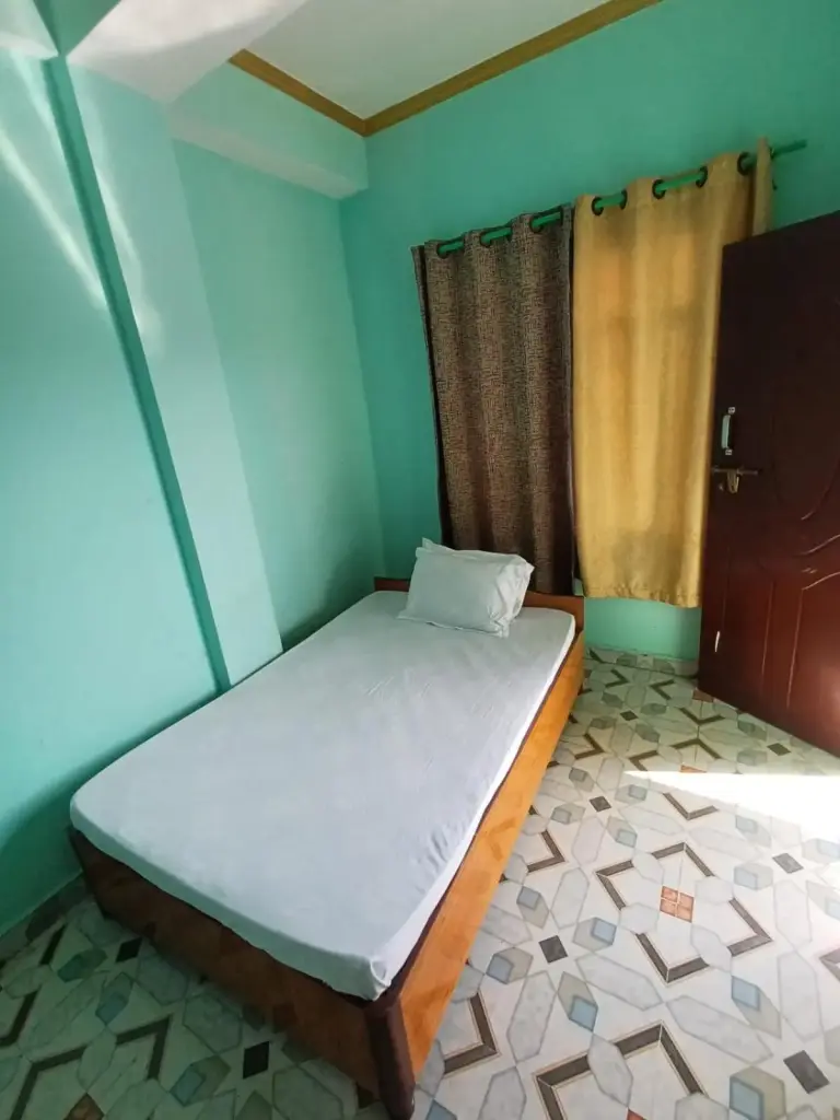 Ein einfaches Zimmer im The Green Plaza Lodge in Dhangadhi