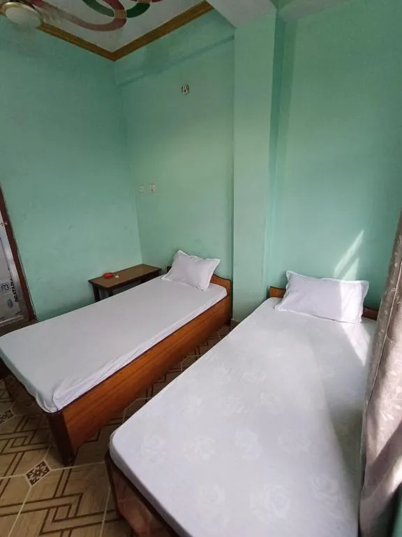 Ein Zimmer mit zwei Einzelbetten im The Green Plaza Lodge in Dhangadhi
