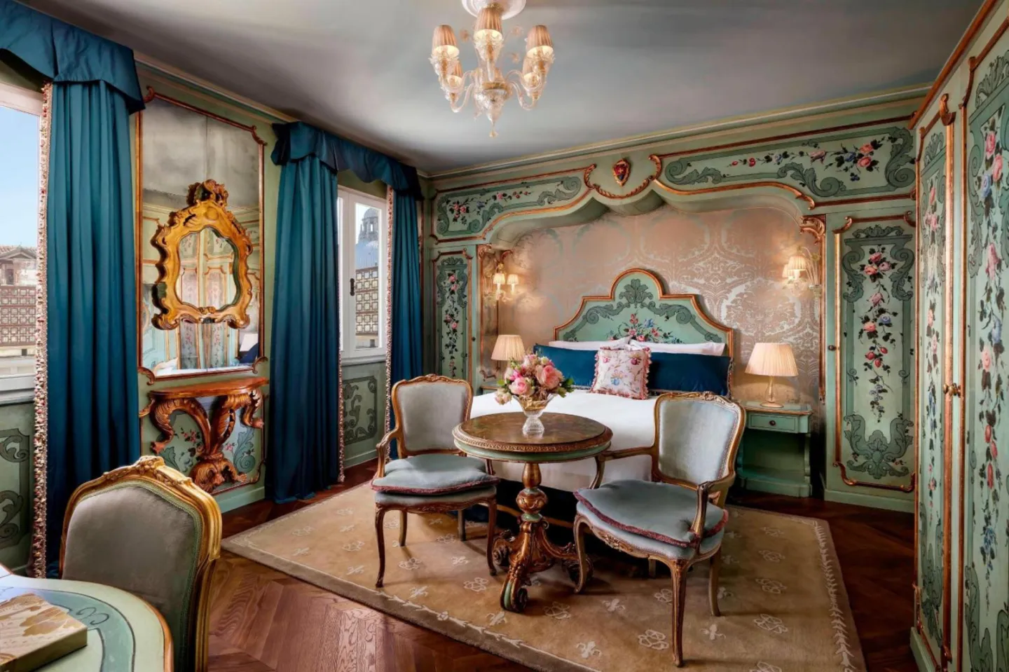 Chambre d'hôte chic avec décor vert au The Gritti Palace, Venise