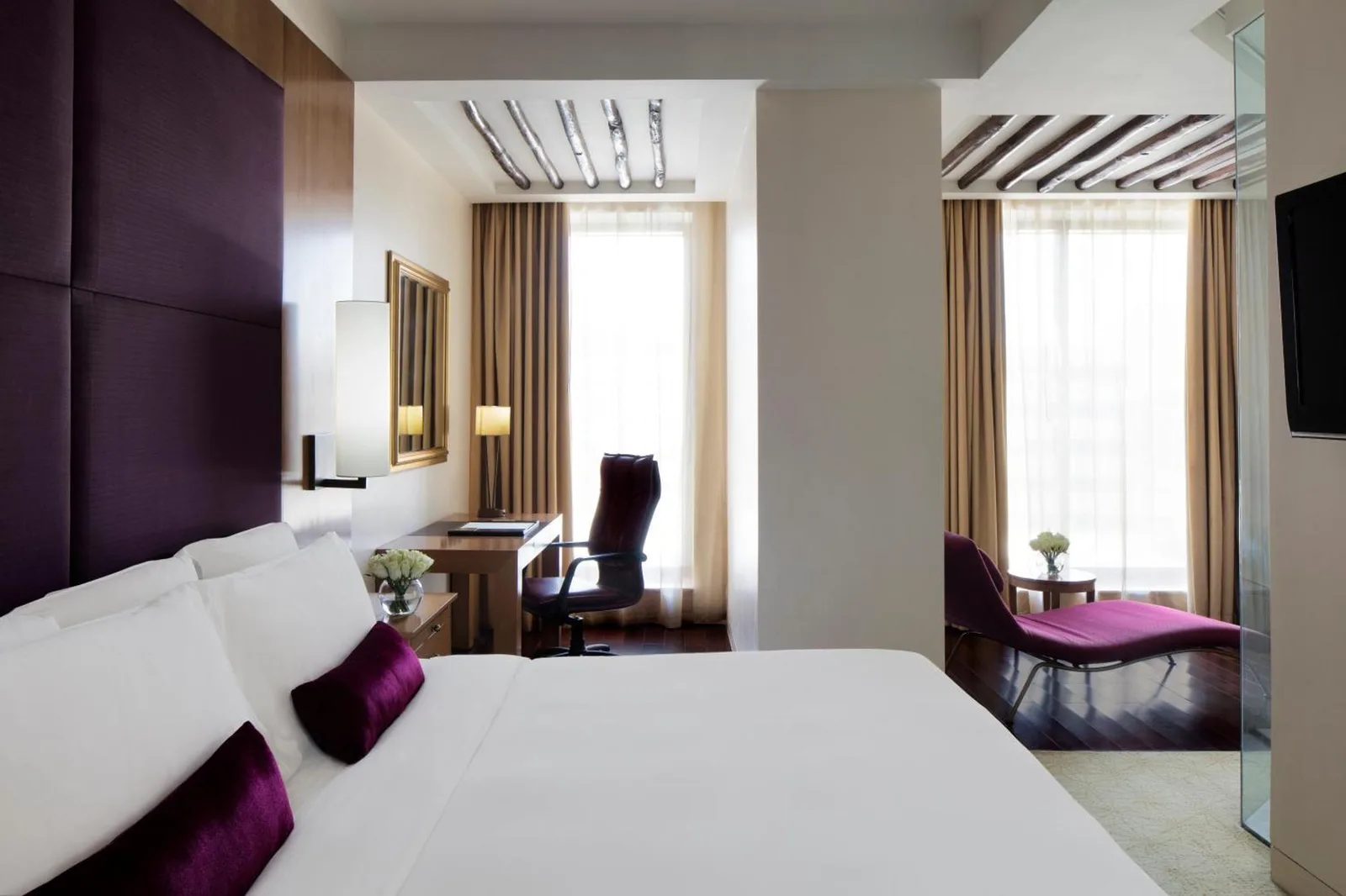 Dormitorio ejecutivo con vistas en The H Dubai