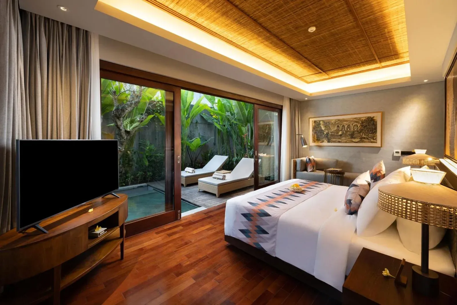 The Hava Ubud A Pramana Experience – hotel en Ubud, Indonesia – un dormitorio con una cama grande y una ventana grande en The Hava Ubud A Pramana Experience en Ubud