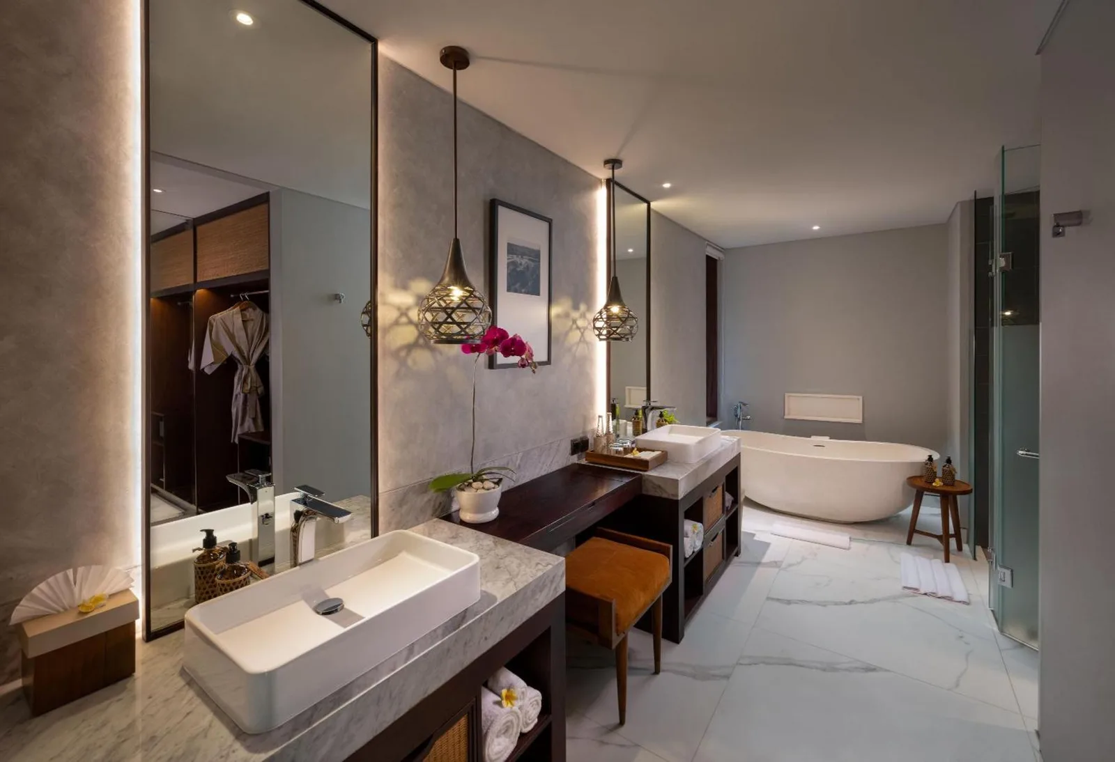 Baño elegante con vistas en The Hava Ubud A Pramana Experience