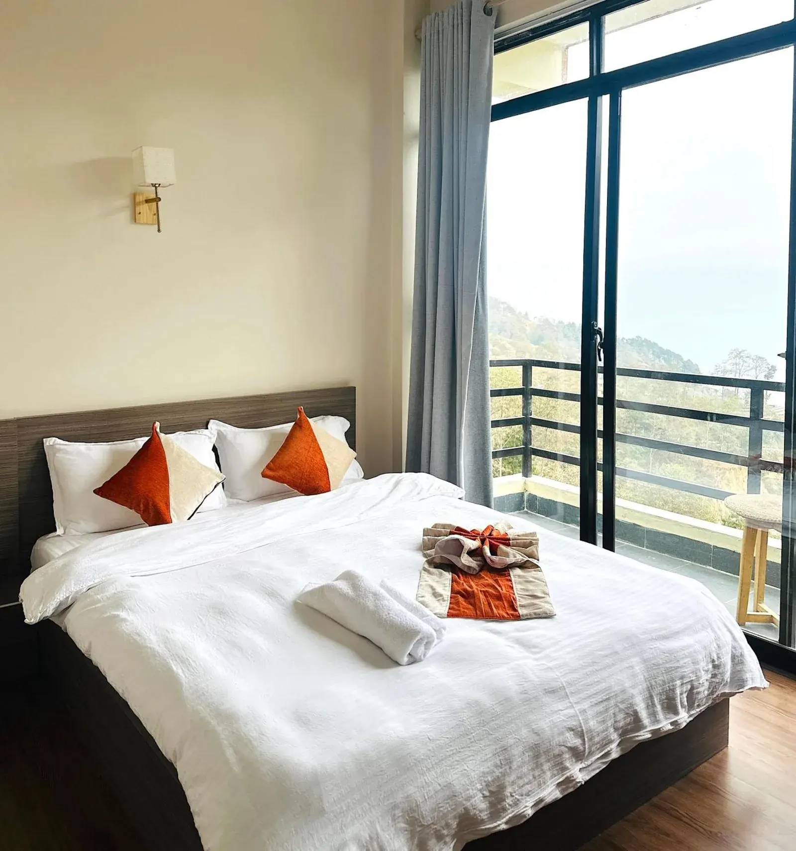 Doppelbett-Gästezimmer mit Balkon im The Himalayan Ridge Hotel in Nagarkot, Nepal