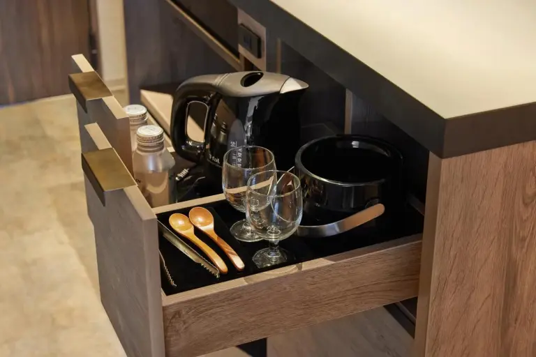 Schublade mit Tee- und Kaffeestation im Hotel Higashiyama Kyoto Tokyu