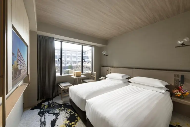 Zweibettzimmer im Hotel Higashiyama Kyoto Tokyu mit moderner Einrichtung