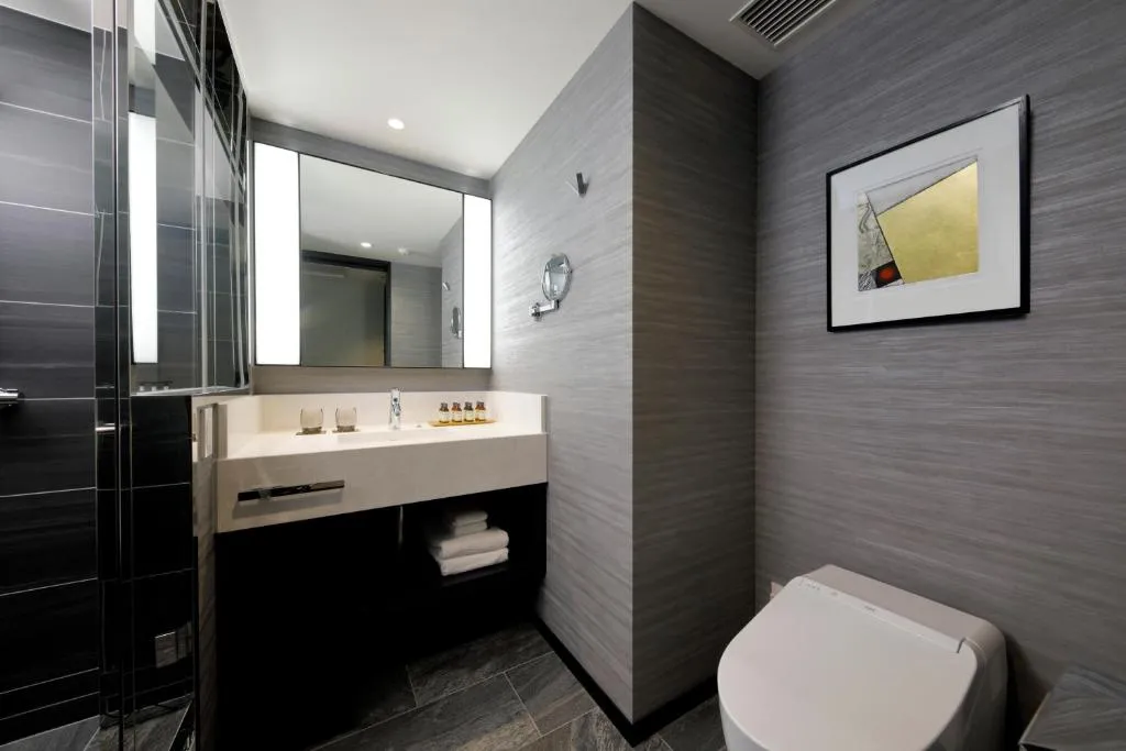 Baño elegante en el HOTEL SANRAKU KANAZAWA