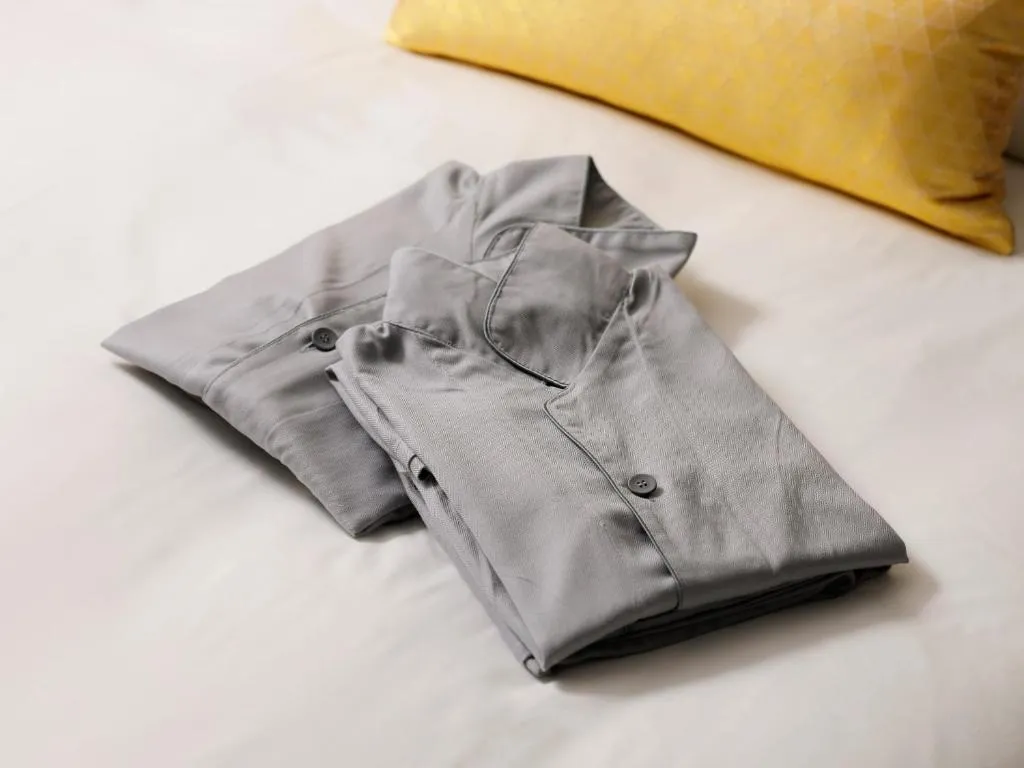 Pijamas en la cama en el HOTEL SANRAKU KANAZAWA