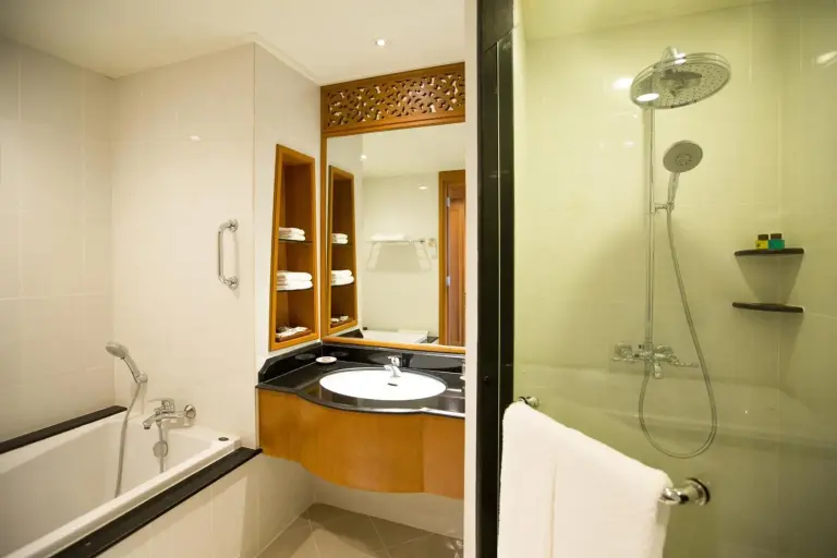 Zona de ducha y bañera del baño en The Imperial River House Resort, Chiang Rai