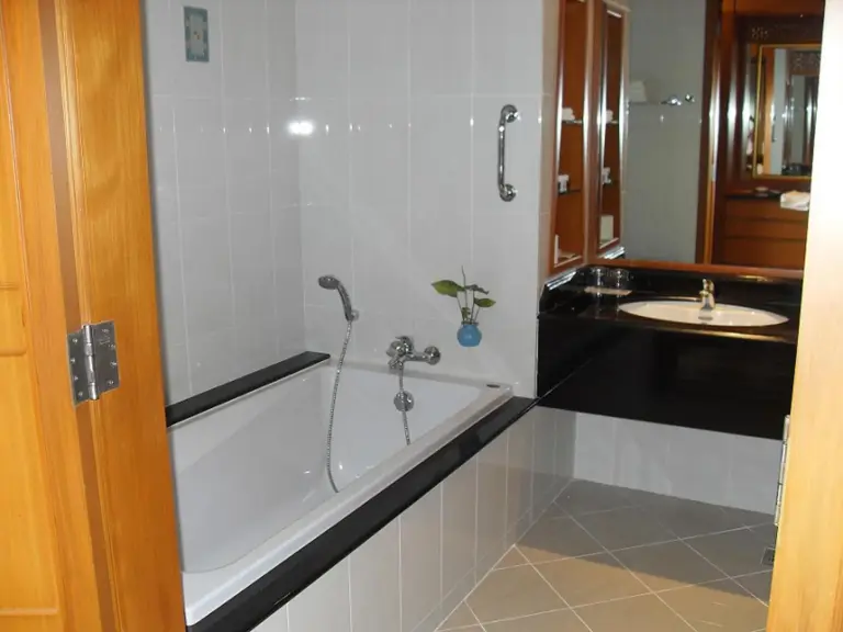 Baño en The Imperial River House Resort, Chiang Rai con bañera, lavabo y acabados alicatados