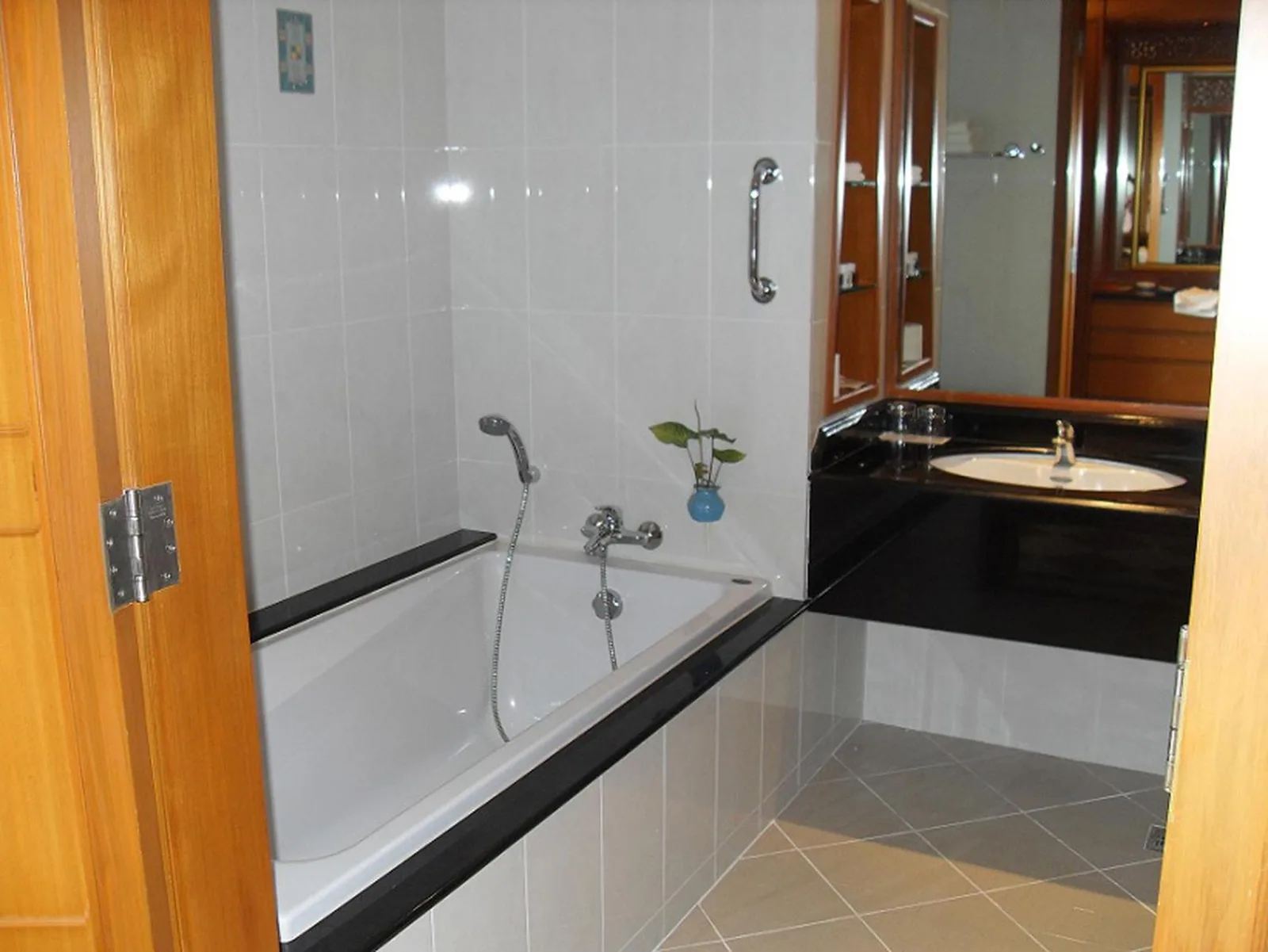 Baño en The Imperial River House Resort, Chiang Rai con bañera, lavabo y acabados alicatados