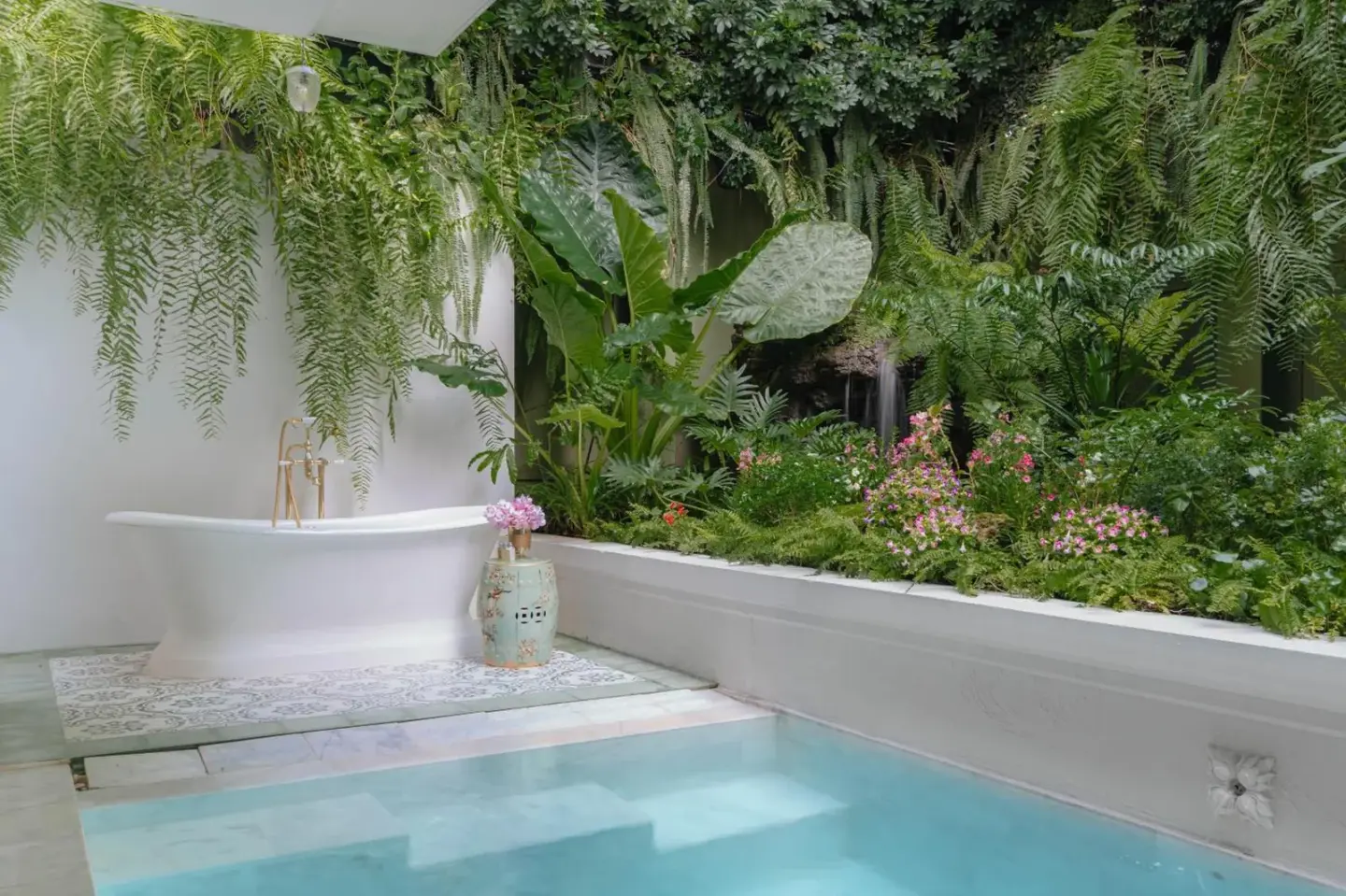 Bañera rodeada de vegetación en Inside House en Chiang Mai