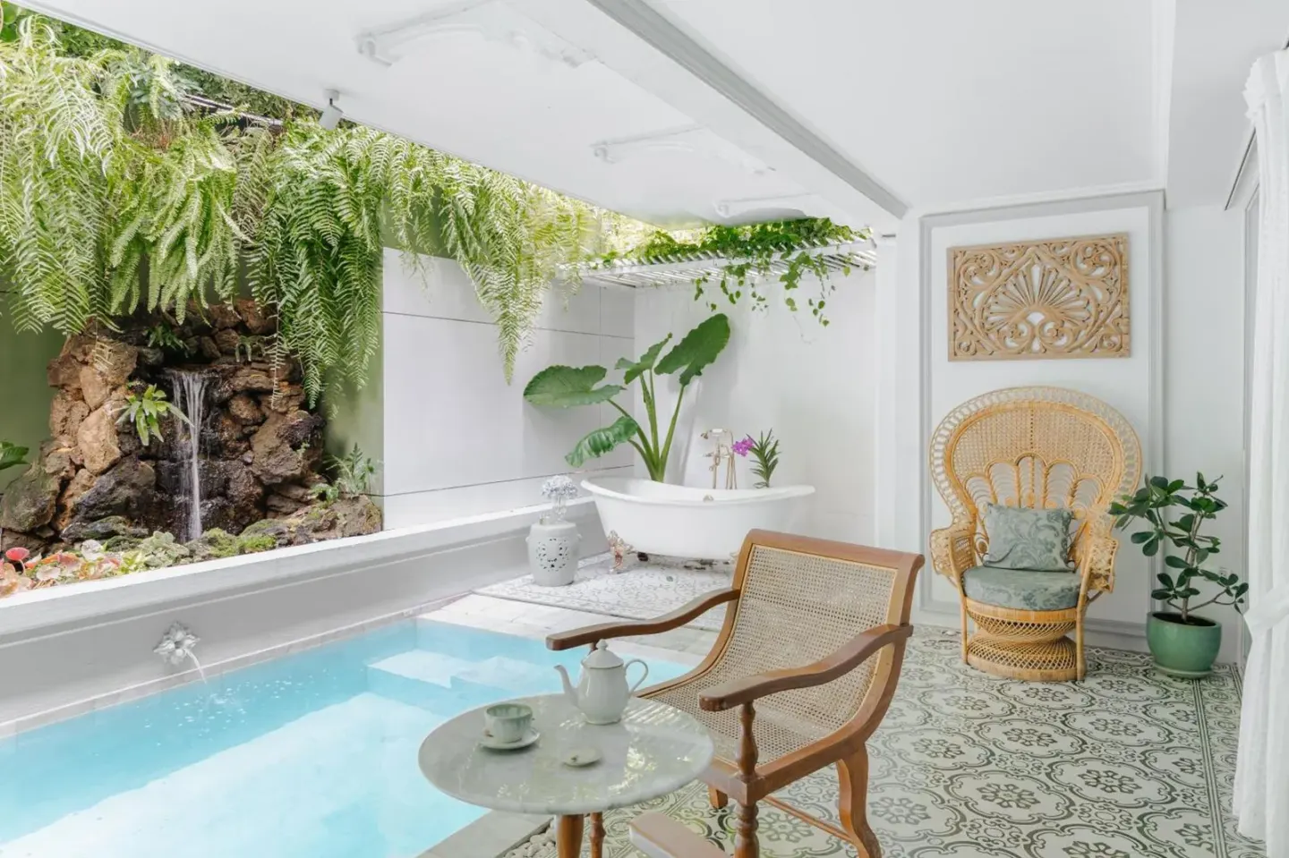 Encantadora zona de estar cerca de la piscina en Inside House en Chiang Mai
